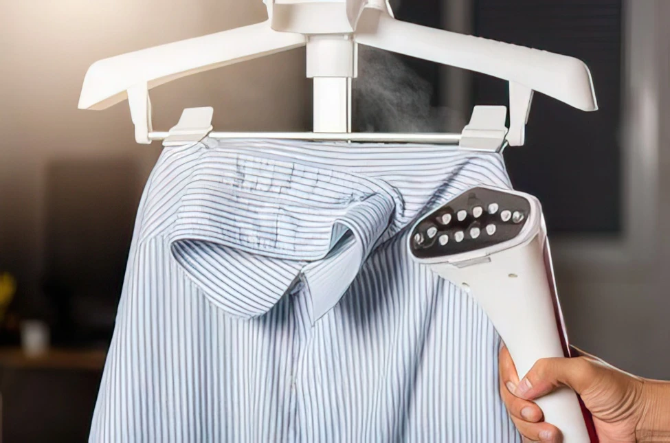 Stirare le magliette senza lasciare aloni