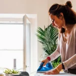 Soluzioni per evitare che le magliette si ingialliscano durante la stiratura