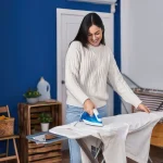 Suggerimenti per stirare le magliette con bottoni