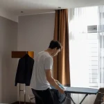 Come stirare le magliette in viaggio