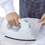 COSA RENDE LE PIASTRE DI FERRO DA STIRO IN TITANIO DIVERSE DA QUELLE IN ACCIAIO? 2 COSA RENDE LE PIASTRE DI FERRO DA STIRO IN TITANIO DIVERSE DA QUELLE IN ACCIAIO?