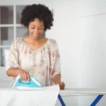 Come le piastre di ferro da stiro con rivestimento in ceramica aiutano a ridurre l'effetto elettrostatico sui tessuti? 1 Come le piastre di ferro da stiro con rivestimento in ceramica aiutano a ridurre l'effetto elettrostatico sui tessuti?