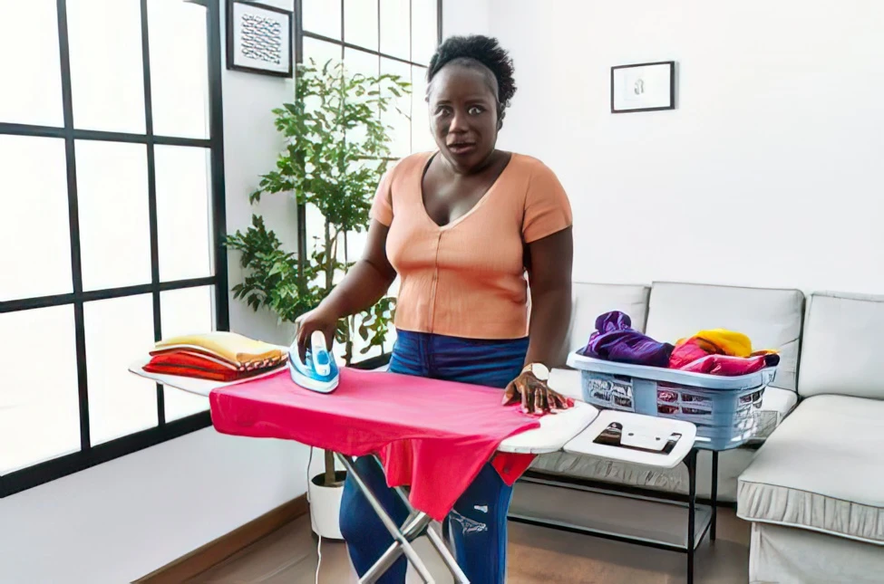 Come stirare una camicia con collo a punte senza deformarlo?