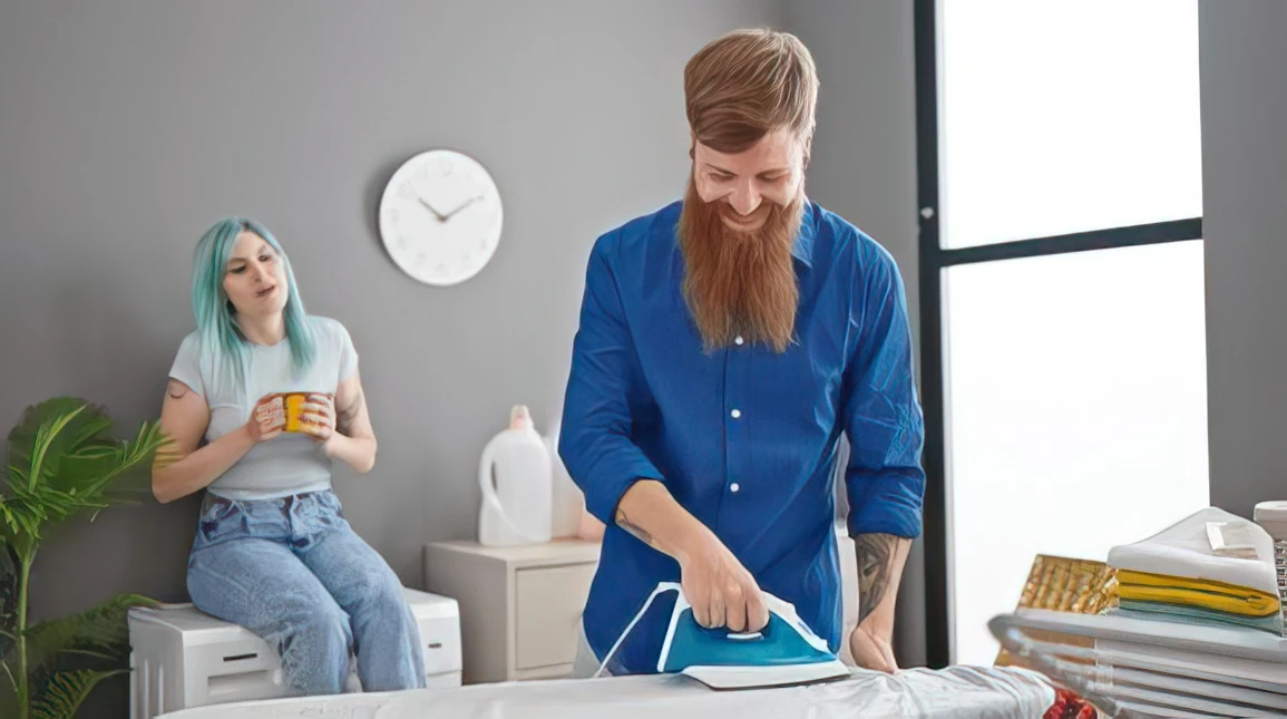 Quali sono i metodi per stirare la biancheria senza utilizzare il ferro da stiro?