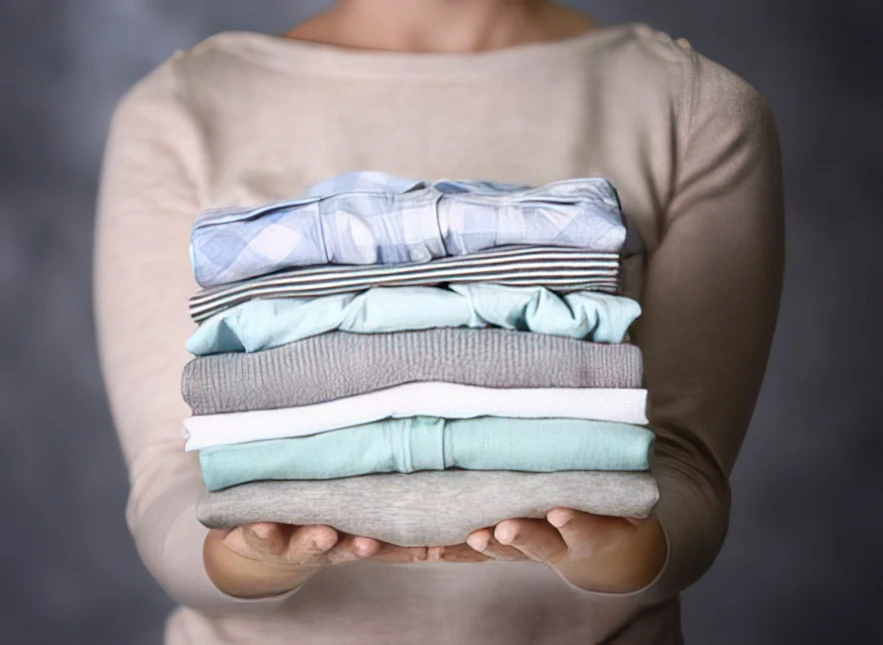 Quali sono i consigli per stirare le camicie a righe senza incrociare le linee?