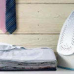 Come stirare i pantaloni a zampa di elefante senza pieghe marcate?