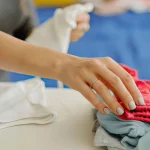 Come stirare un abito da ufficio senza lasciare tracce di umidità?