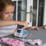 Quali sono i consigli per stirare le camicie a quadri senza incrociare le linee?