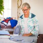 Quali sono le tecniche per stirare il collo di una camicia senza pieghe?