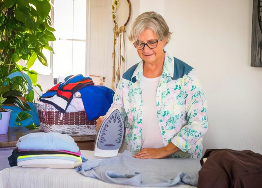 Quali sono le tecniche per stirare il collo di una camicia senza pieghe?