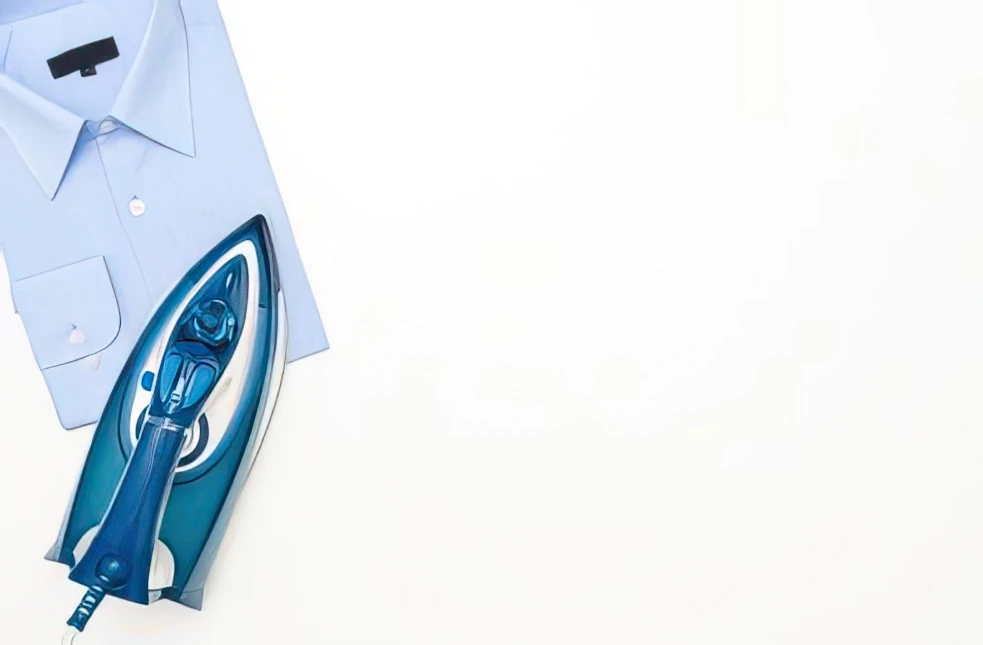 Come stirare i vestiti per evitare l'ingiallimento.