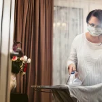 Come stirare i vestiti per mantenere i colori vivaci. 1 Come stirare i vestiti per mantenere i colori vivaci.