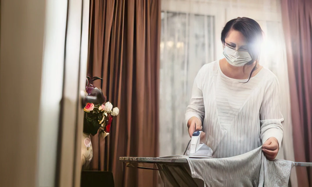 Come stirare i vestiti per mantenere i colori vivaci.