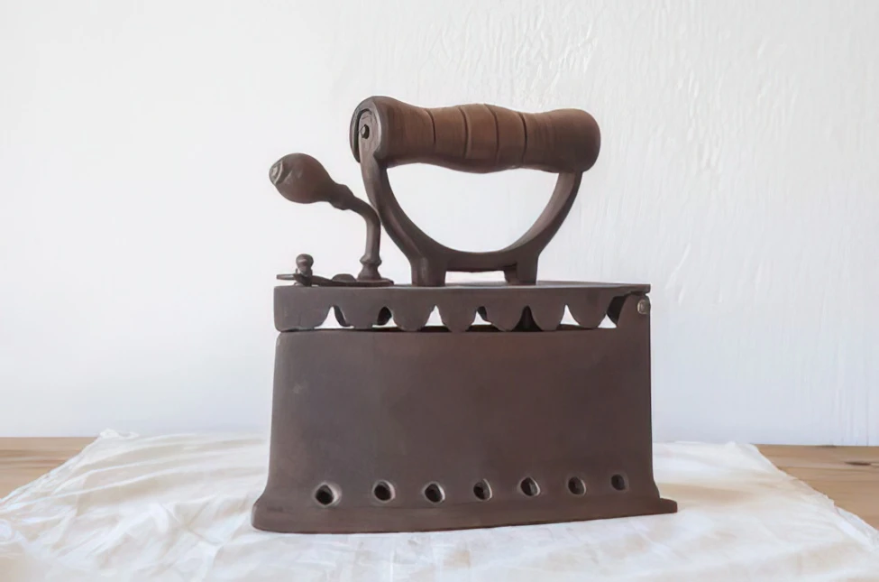 Come stirare correttamente una camicia bianca?