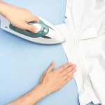 Posso stirare una camicia ancora umida di bucato? 1 Posso stirare una camicia ancora umida di bucato?