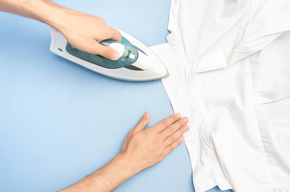 Posso stirare una camicia ancora umida di bucato?