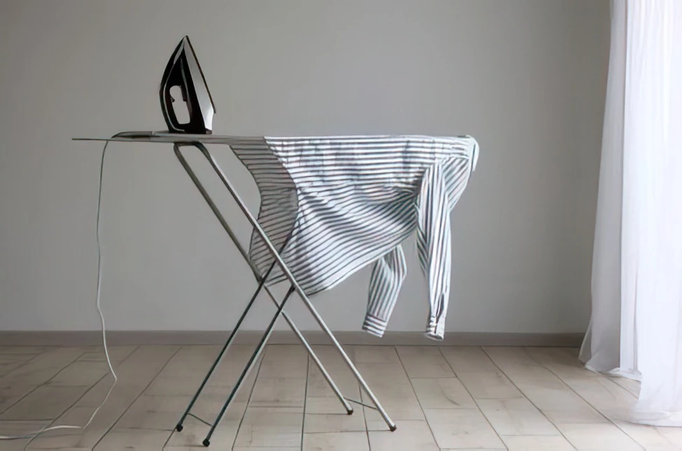 Come si stira una camicia con colletto a spillo?