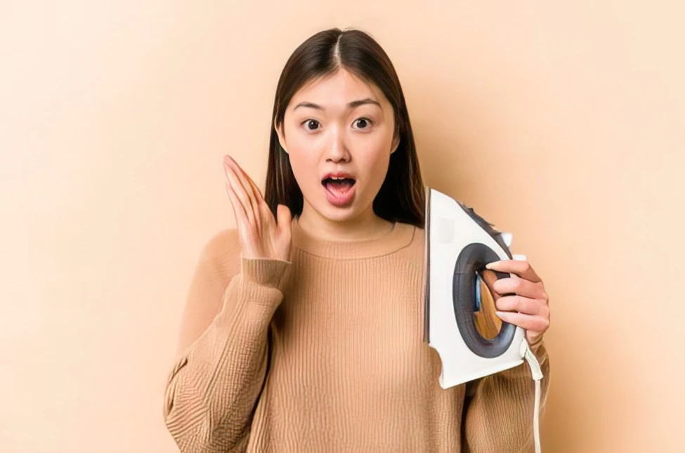 Come stirare i pantaloni di poliestere senza lasciare segni di pressione?