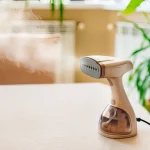 Dovrei usare il vapore per stirare una camicia?