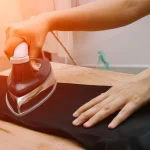 Come stirare correttamente una camicia di lino?