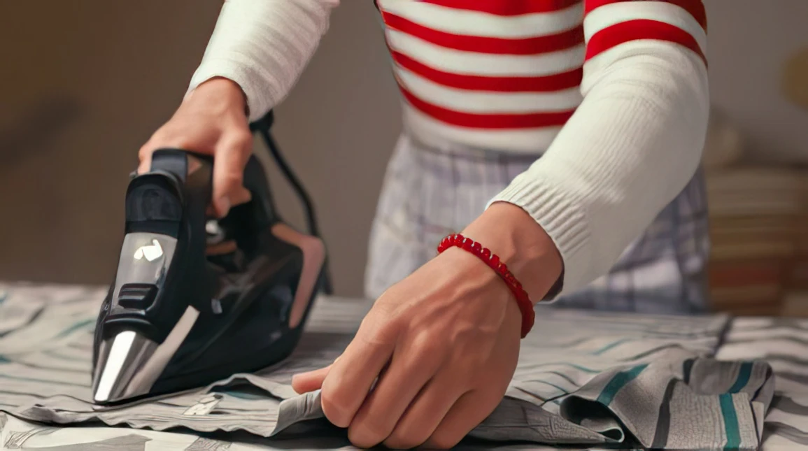 Come stirare correttamente una giacca senza rovinarne la forma?