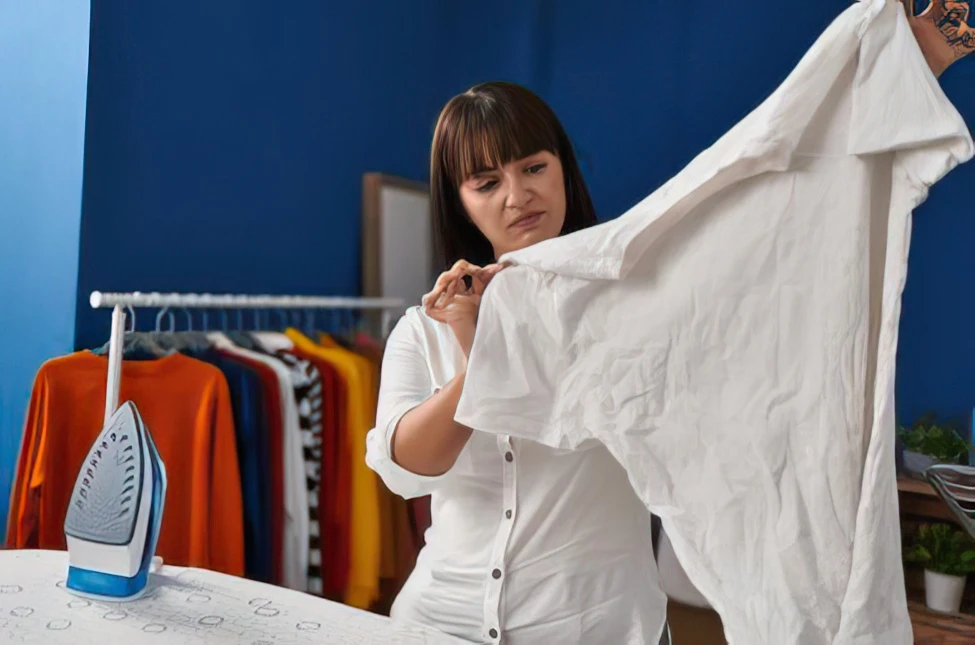 Come stirare i pantaloni senza lasciare segni?