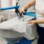Come stirare i pantaloni a vita alta senza deformarne la linea? 2 Come stirare i pantaloni a vita alta senza deformarne la linea?