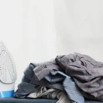 Come stirare correttamente una gonna plissé senza danneggiarne le pieghe?