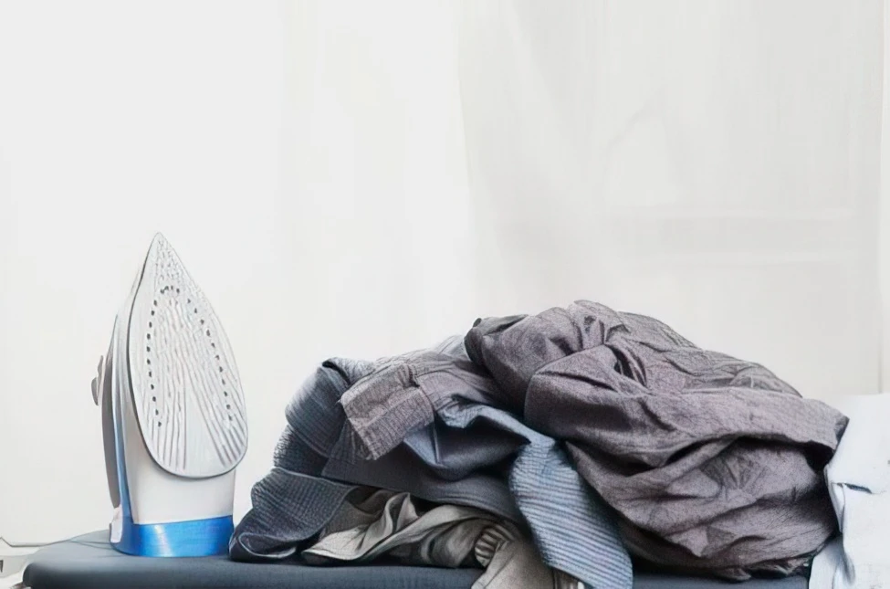 Come stirare correttamente una gonna plissé senza danneggiarne le pieghe?