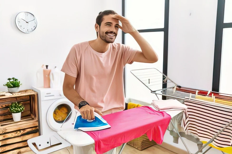 Come stirare una camicia di seta senza lasciare aloni di pressione sul tessuto?