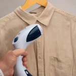 Quali sono le tecniche per stirare una camicia a maniche lunghe? 1 Quali sono le tecniche per stirare una camicia a maniche lunghe?