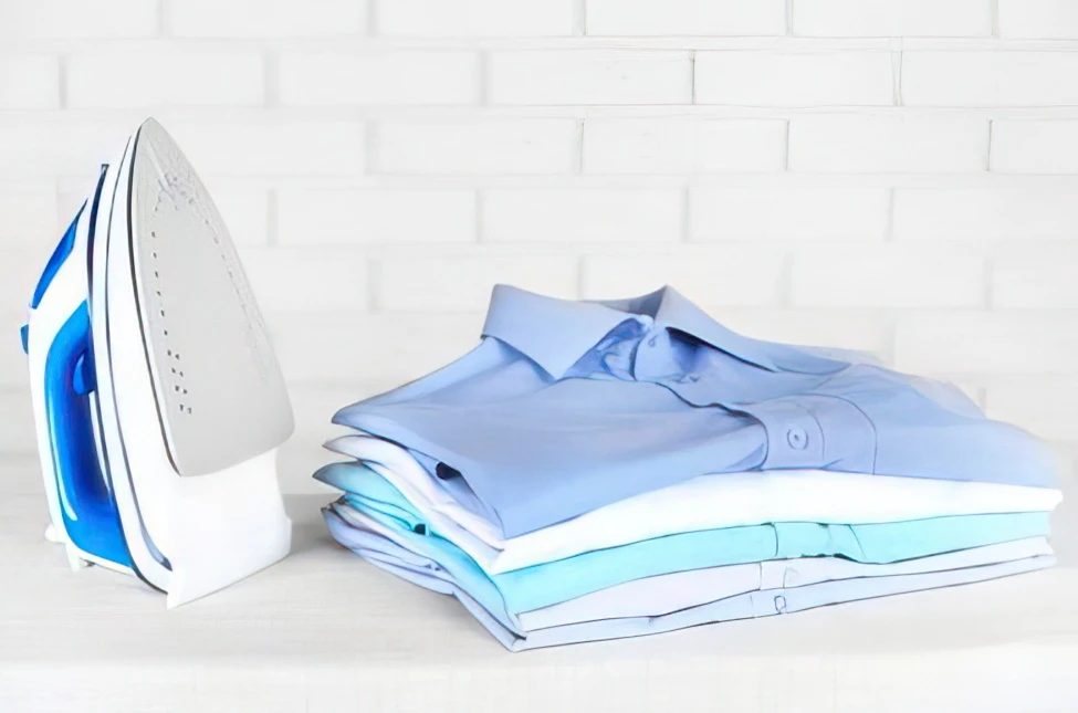 Come stirare una camicia in seta senza lasciare aloni di pressione?