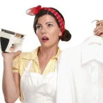 Quali sono i consigli per stirare gli indumenti in maglia senza deformerli?