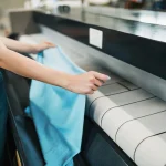 Come si stirano i bottoni di una camicia?