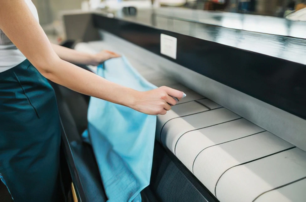 Come si stirano i bottoni di una camicia?