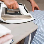 Quali sono i consigli per stirare le camicie in jeans senza lasciare segni di pressione?