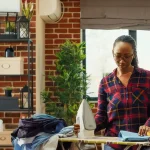 Come stirare i vestiti per mantenere la brillantezza. 1 Come stirare i vestiti per mantenere la brillantezza.