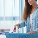 Come stirare una camicia con collo alla coreana senza lasciare pieghe sul davanti?