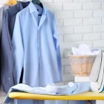 Come stirare i vestiti per evitare le macchie.