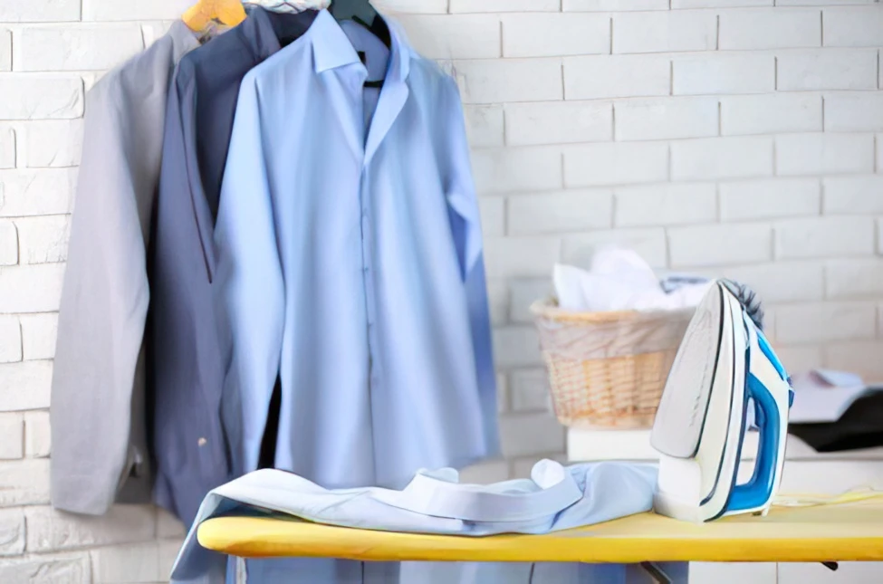 Come stirare i vestiti per evitare le macchie.