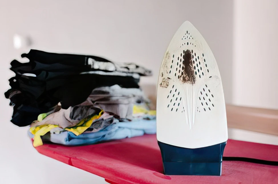 Quali sono i trucchi per stirare gli abiti a fiori senza pieghe evidenti?