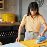 Come stirare correttamente una giacca di pelle senza rovinarne la lucentezza?