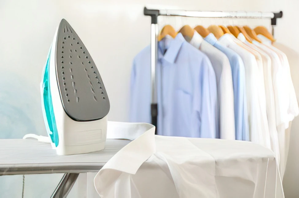 Quali sono i trucchi per stirare gli abiti a fiori senza appiattire i disegni?