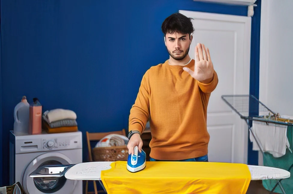 Posso stirare una camicia con colletto staccabile?