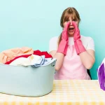 Come stirare i pantaloni da donna senza formare pieghe nel tessuto?