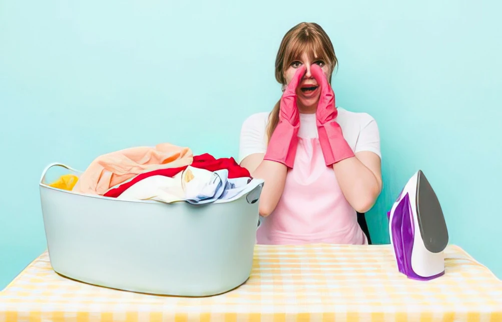 Come stirare i pantaloni da donna senza formare pieghe nel tessuto?