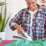 Come stirare correttamente un abito a pois senza appiattire i motivi?