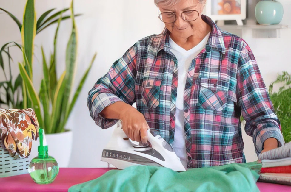 Come stirare correttamente un abito a pois senza appiattire i motivi?