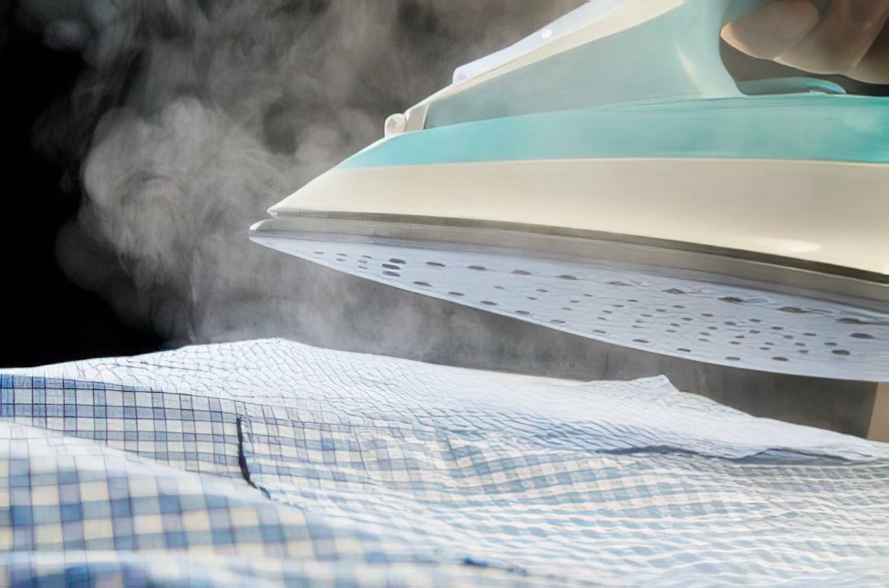 Quali sono i metodi per stirare la biancheria da viaggio senza stropicciarla?