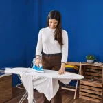 Stirare i vestiti di satin: tecniche e consigli. 2 Stirare i vestiti di satin: tecniche e consigli.